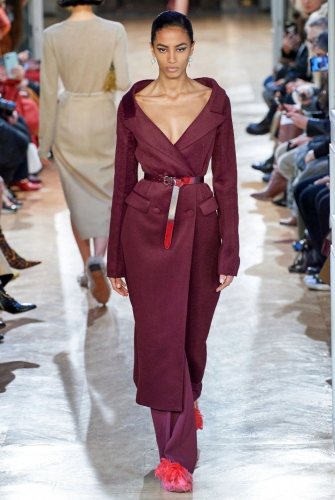 нарядное пальто с кожаным ремнем, подчеркивающим тонкую талию и глубоким декольте - осенняя женская мода 2020