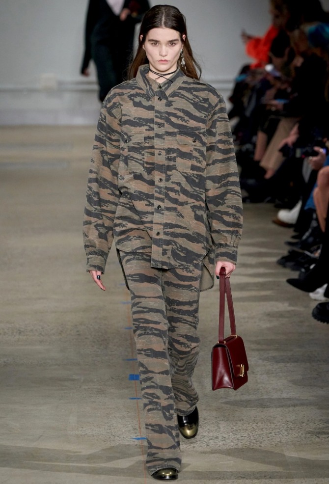куртка-рубашка в стиле милитари с камуфляжным принтом от бренда Zadig & Voltaire осень-зима 2020-2021