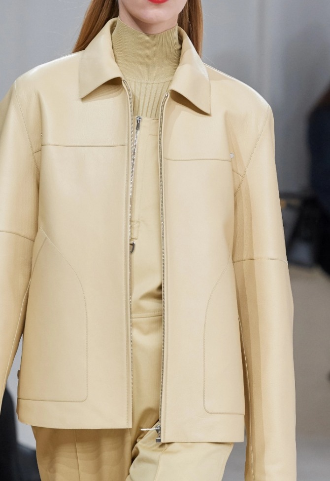 женская куртка на молнии в минималистическом стиле из эко-кожи кремового цвета - из коллекции Hermès осень зима 2020 2021