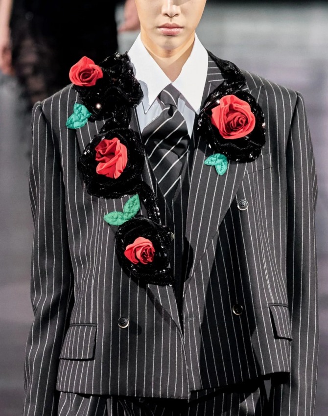 недлинный женский пиджак в полоску с удлиненными лацканами и аппликациями в виде ярких бутонов - фото с подиума осень-зима 2020 2021 от Dolce & Gabbana