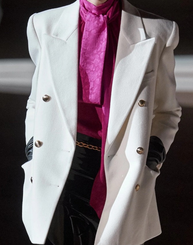 с чем носить белый пиджак-полупальто сезона осень-зима 2020-2021 - пример элегантного образа от модного дома Saint Laurent