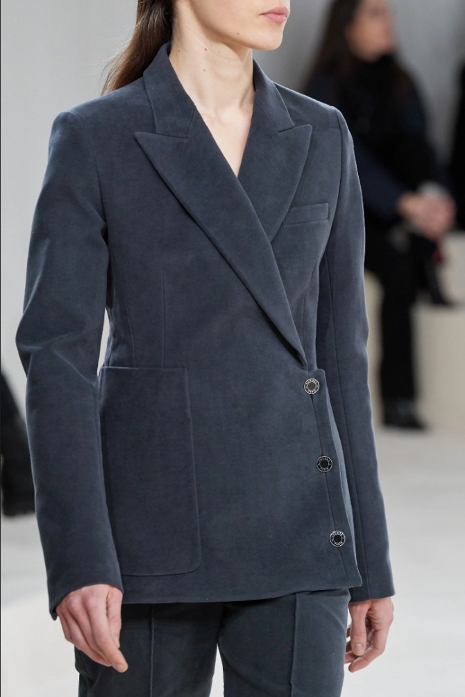 шикарный деловой велюровый женский пиджак серого цвета от Hermès, модель имеет необычную боковую застежку из тех пуговиц