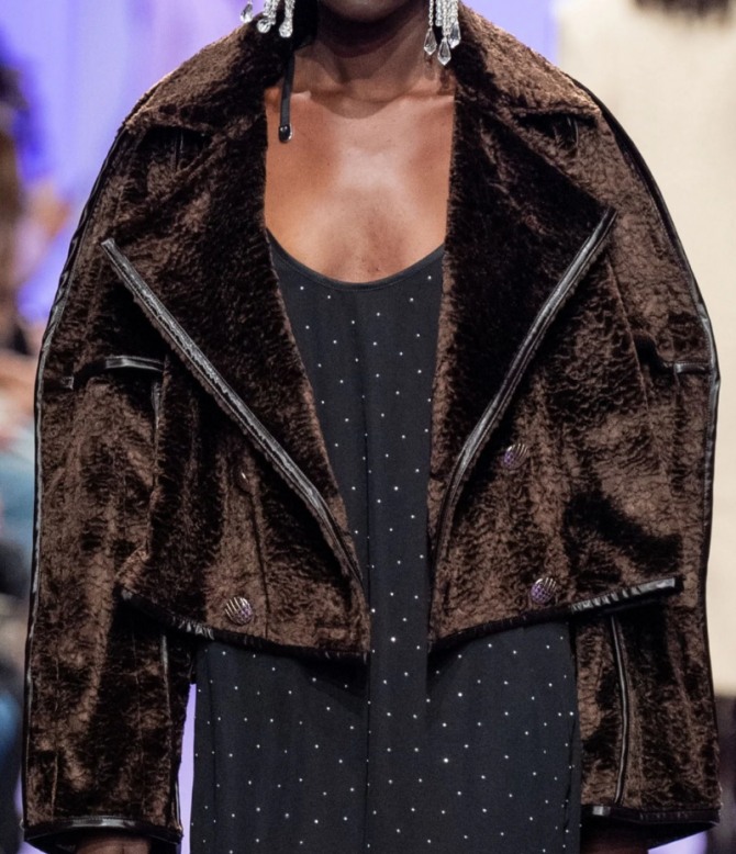 короткий двубортный жакет коричневого цвета из замши - с воротником пиджачного типа с лацканами от бренда Victoria/Tomas осень-зима 2020-2021