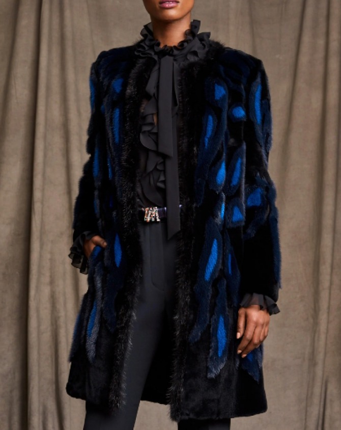 модная шубка от Zuhair Murad с ярко-голубыми пятнами на черном мехе