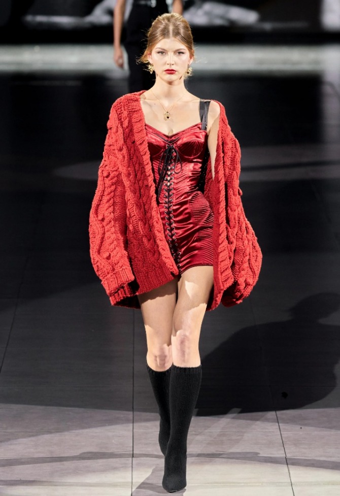 жакет крупной вязки красного цвета оверсайз с удлиненными рукавами - Dolce & Gabbana осень-зима 2020-2021