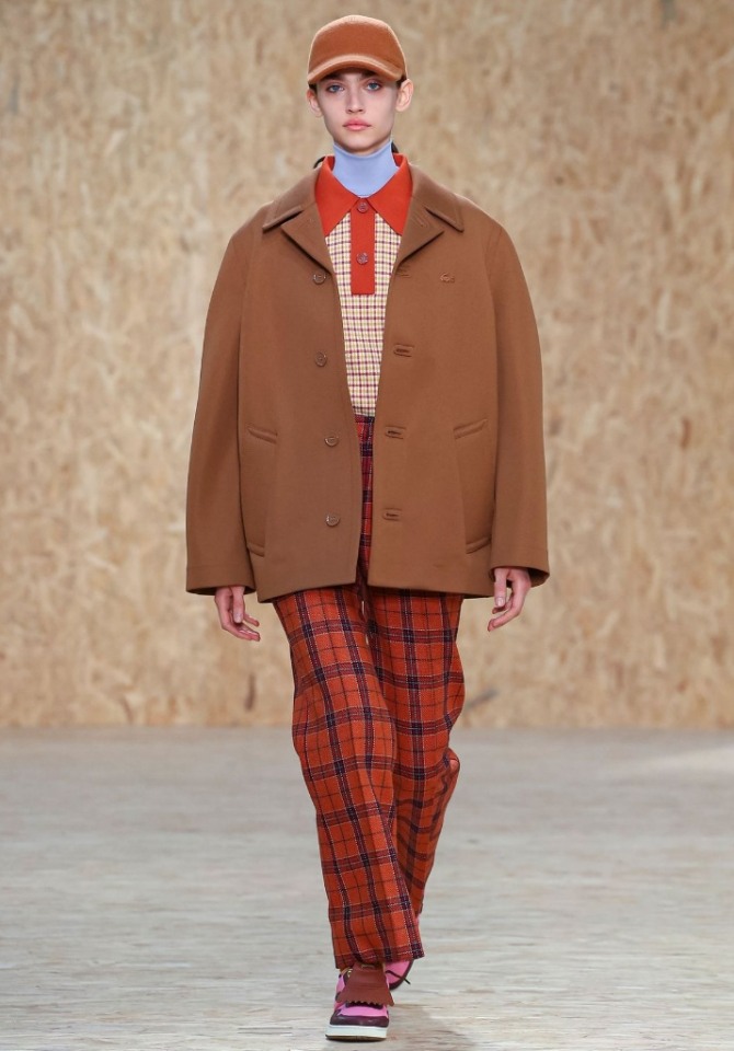 женская куртка из шерсти коричневого цвета в стиле оверсайз - новинки с модного показа осень-зима 2020-2021 Lacoste