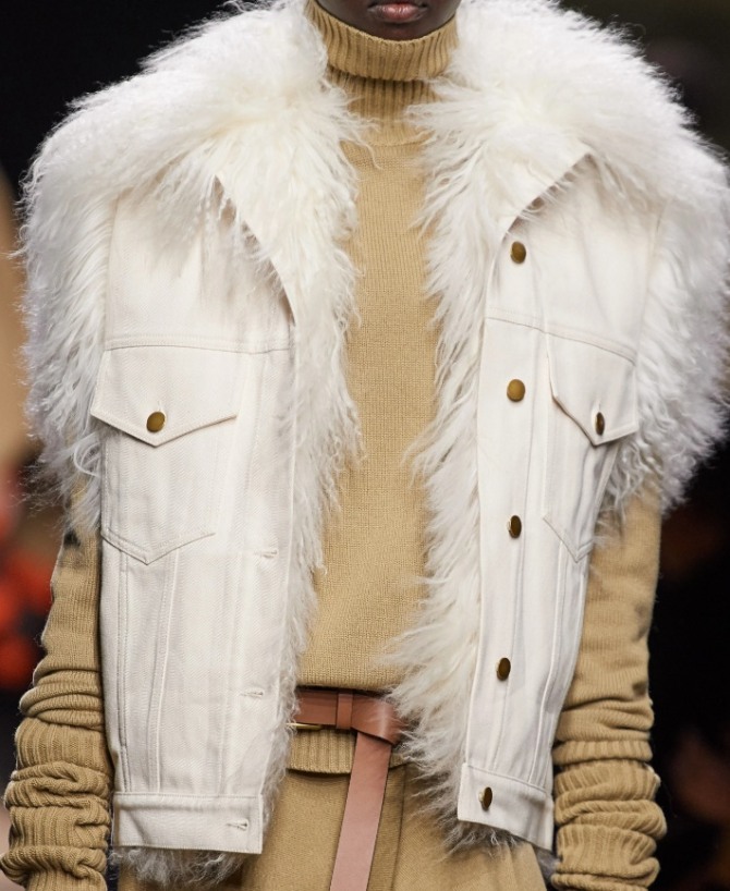 джинсовая стильная куртка-безрукавка кремового цвета с изысканной меховой отделкой от бренда Michael Kors 2021 год
