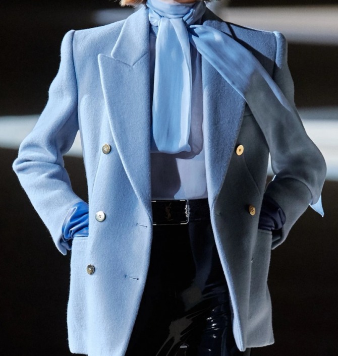 шерстяной двубортный пиджак для женщин пыльно-голубого цвета с шифоновой блузкой в той же цветовой гамме - модель с парижского показа Saint Laurent на осень-зиму 2020-2021