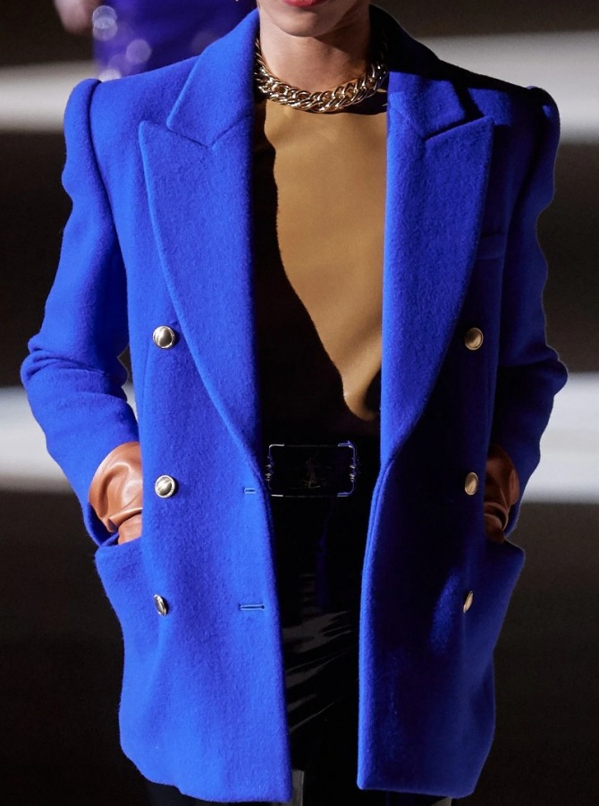 двубортный удлиненный женский пиджак прямого силуэта в лазурно-голубой цветовой палитре
