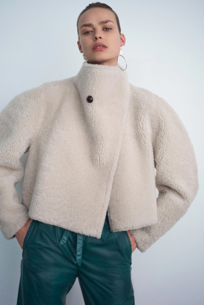 короткий плюшевый жакет оверсайз - уличная мода осень-зима 2020-2021 от Isabel Marant