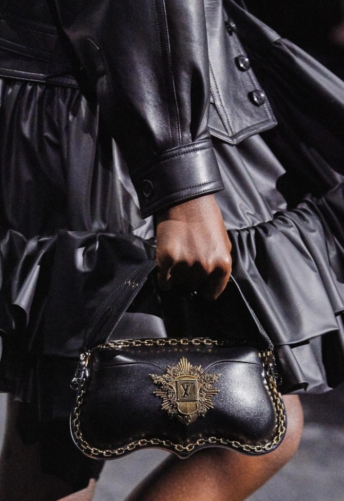 роскошная дорогая сумка из черной кожи с богатой металлической отделкой - Louis Vuitton