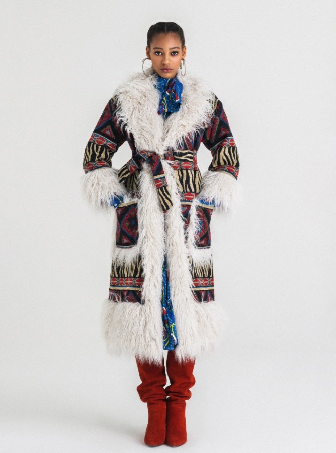 модное зимнее пальто с этно-принтом и белой меховой отделкой