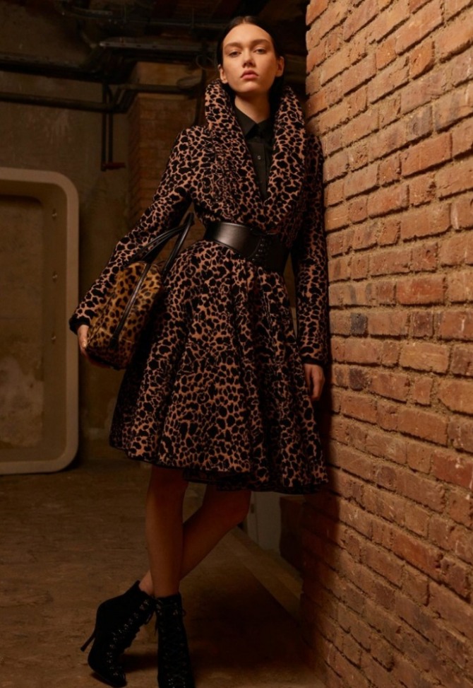 красивое зимнее пальто с леопардовым принтом и расклешенным низом, фасон имеет широкий кожаный пояс