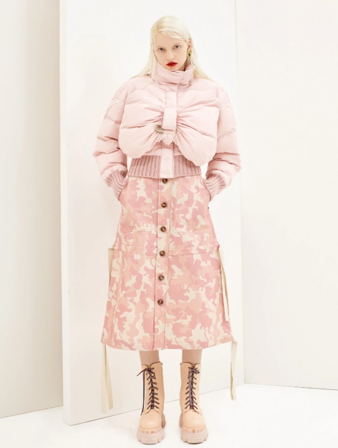 молодежная курта-бомбер для девушек нежно-розового цвета необычного дизайна