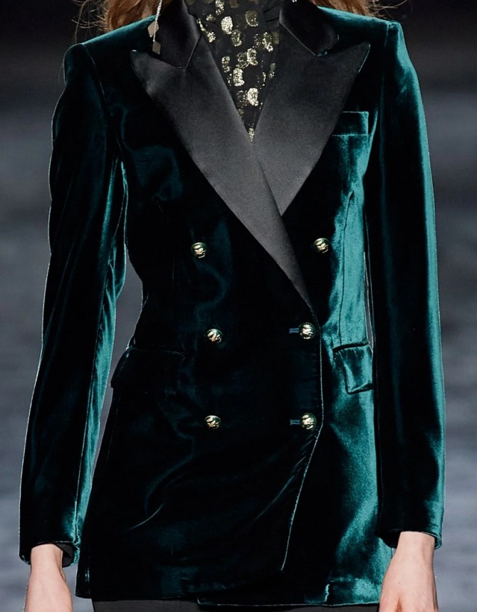 двубортный удлиненный женский пиджак из зеленого велюра с металлическими пуговицами и пиджачным воротником из серого атласа - модный показ Etro осень-зима 2020-2021