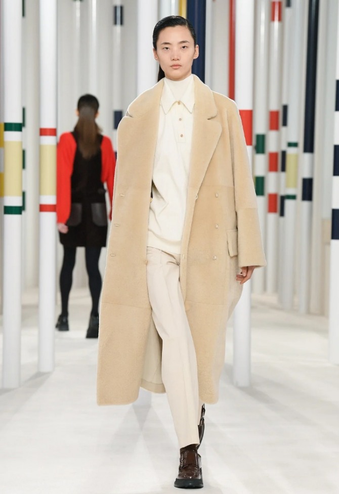 пальто из искусственного короткого бежевого меха от бренда Hermès - прямое, двубортное миди с карманами и воротником пиджачного типа с лацканами - зимние модные пальто с недель европейской моды сезона зима 2020-2021