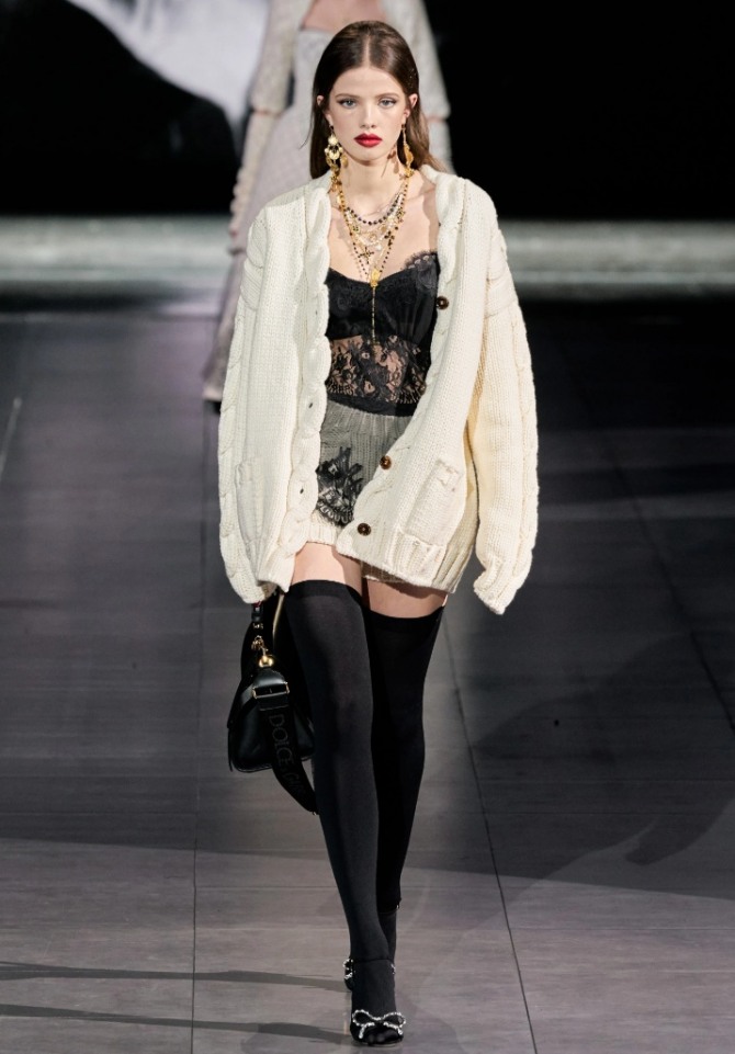 трикотажный светлый жакет с имитацией ручной вязки, модель имеет карманы - фото из коллекции осень-зима 2020-20201 от Dolce & Gabbana