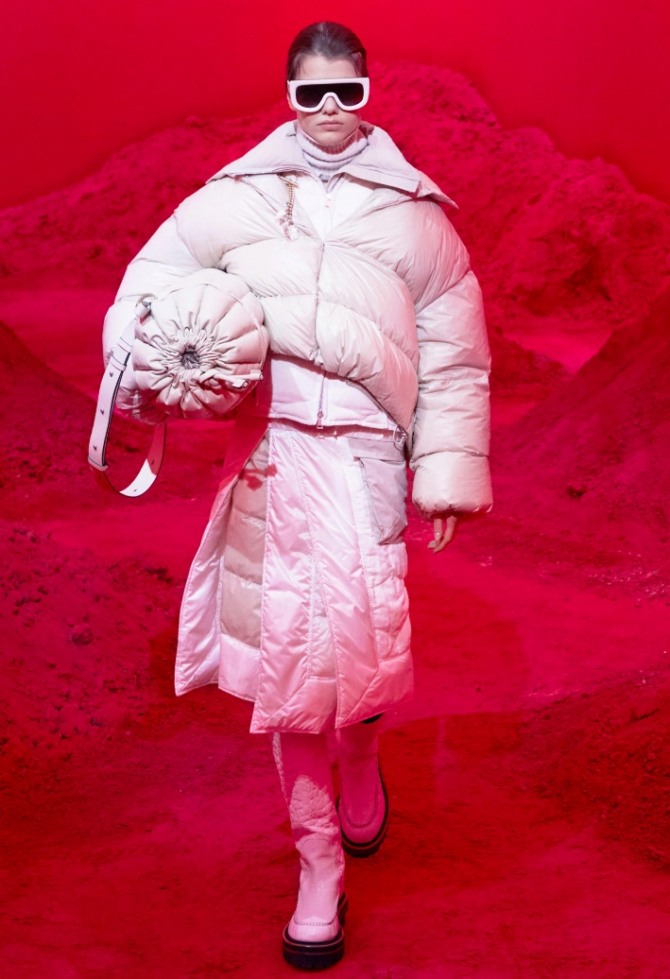 женский двухслойный пуховик кремового цвета в стиле тотал-лук из коллекции Moncler на 2021 год в комплекте с бежевыми зимними сапогами и сумкой-мешком