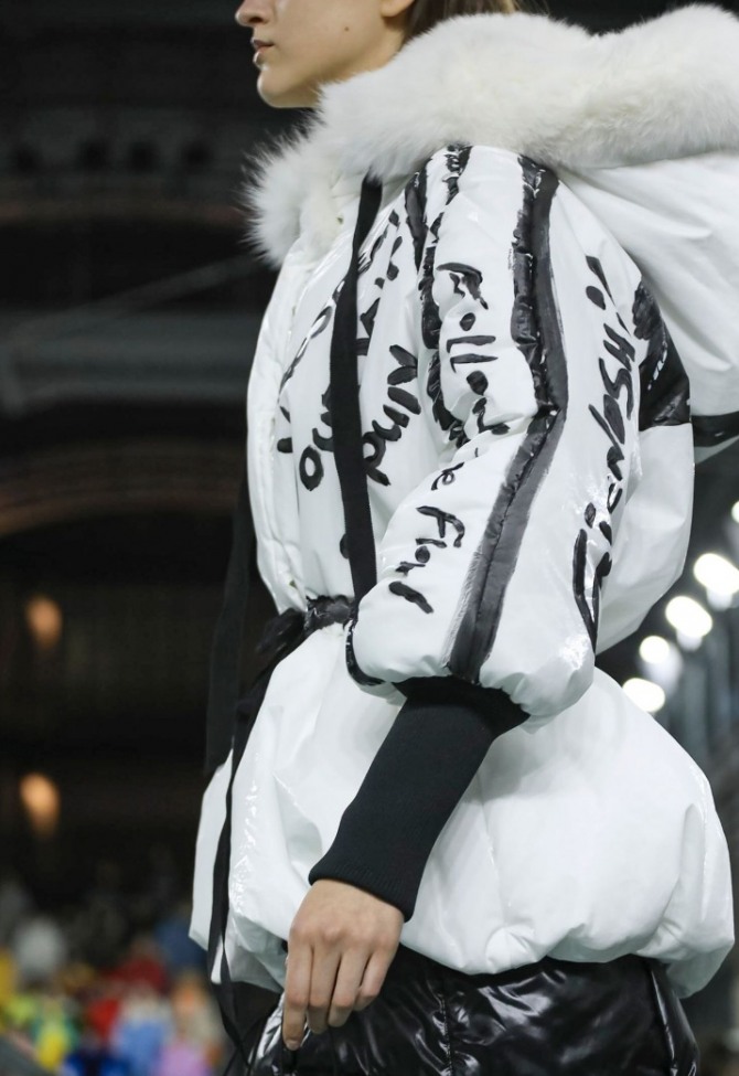 стильная белая пуховая зимняя куртка 2021 с поясом и буквенным орнаментом