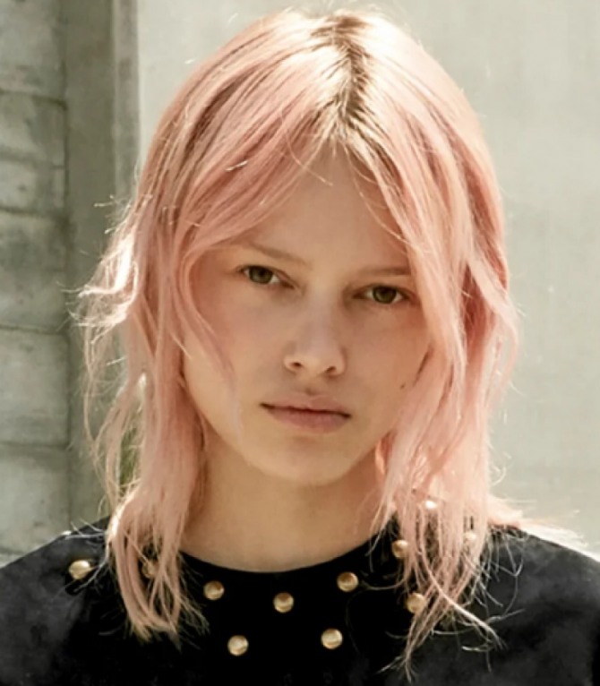 стрижка на длинных розовых волосах с длинной расщепленной надвое челкой