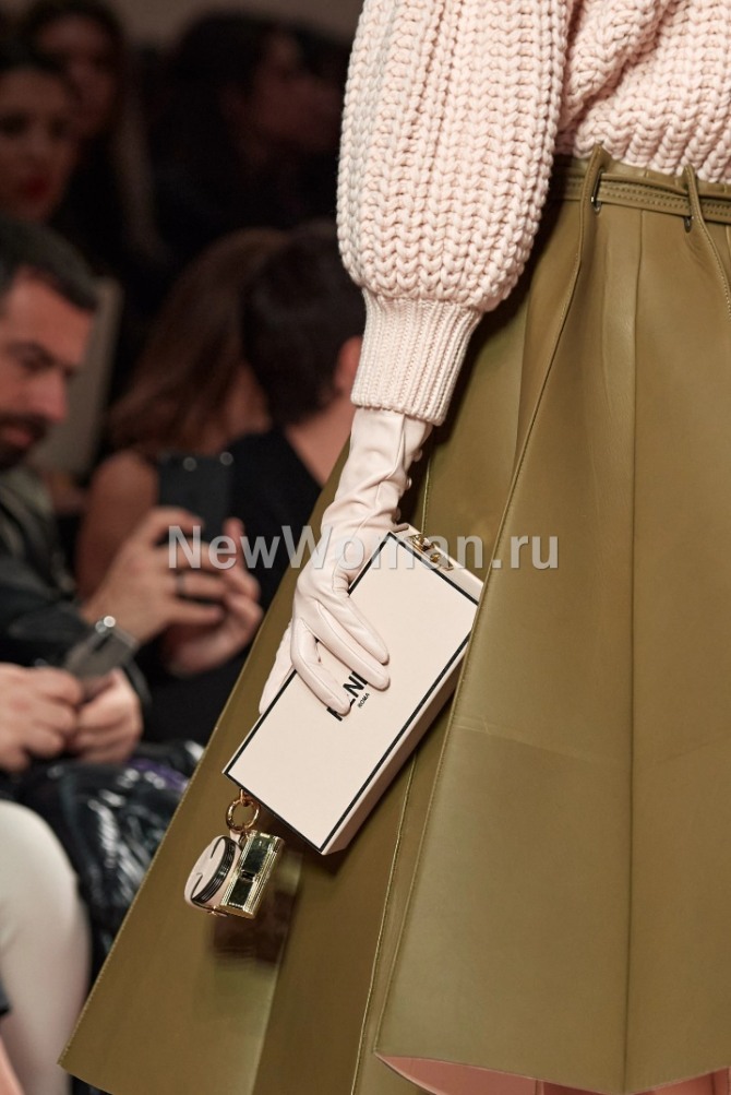 сумки 2021 от бренда Fendi - бежевый клатч-минодьер прямоугольной формык пышной юбке горчичного цвета и бежевому свитеру