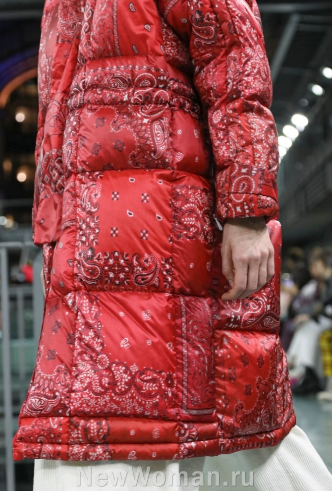 модный женский пуховик 2021 года - миди красного цвета на пуху с восточным орнаментом и элементами пейсли