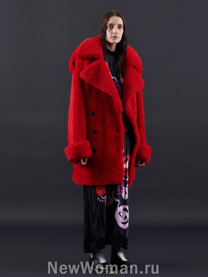 зимнее меховое красное полупальто из искусственного меха, стильные женские зимние пальто с подиума 2020-2021 - тенденции