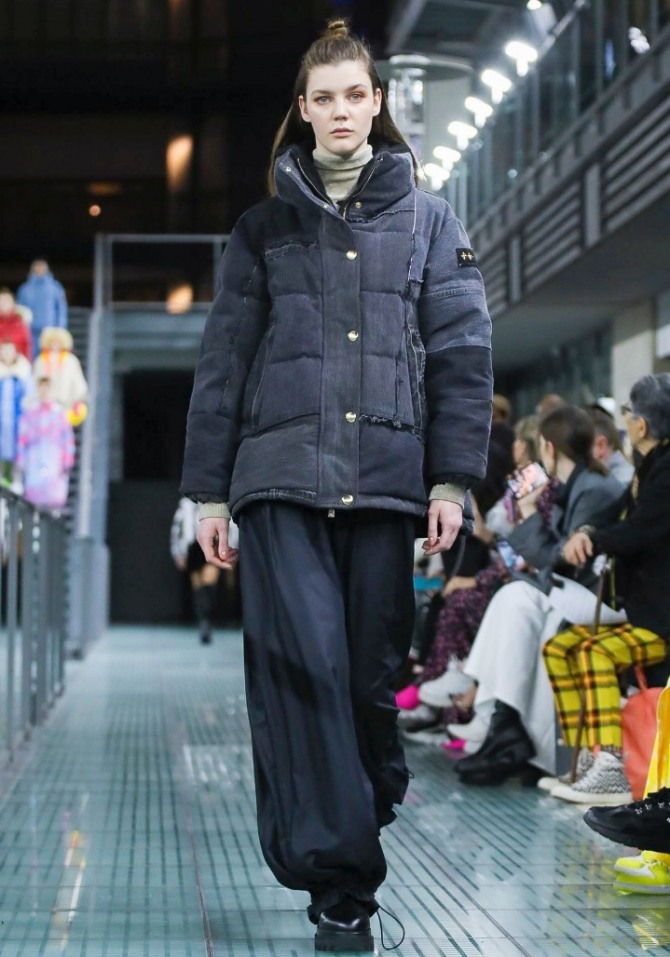 уютная, практичная, мягкая женская зимняя куртка серого цвета на пуговицах и с капюшоном - модный лук из коллекции Tatras осень-зима 2020-2021