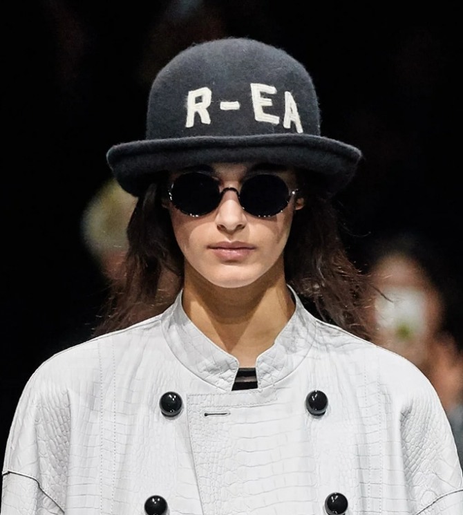 круглые очки с линзами черного цвета - тренды для женских очков осень-зима 2020-2021 от бренда Emporio Armani - фото