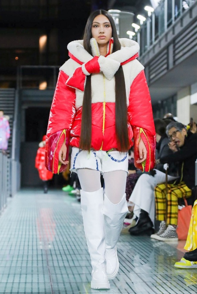 идеи от мировых модельеров, нейлон и плюш - комбинированная куртка 2021 года - шикарная зимняя молодежная куртка для девушек в бело-красной цветовой гамме, модель имеет заниженную линию плеча и декор в виде банта