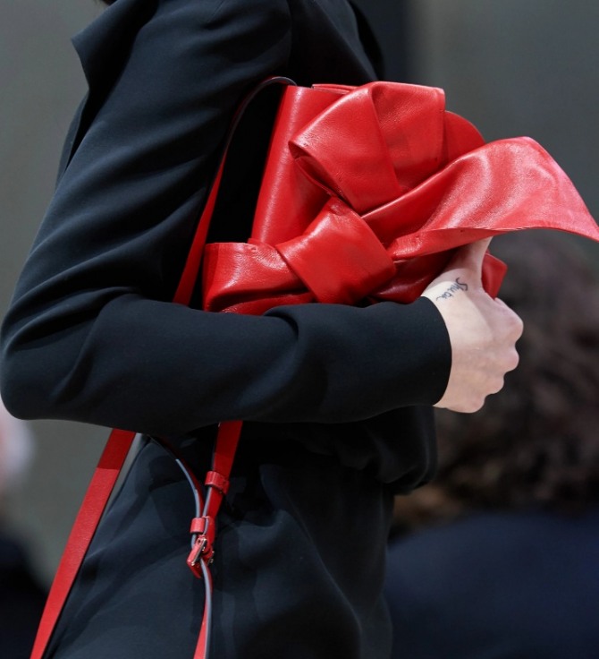 плоская сумка из искусственной красной кожи, украшенная большим бантом из того же материала