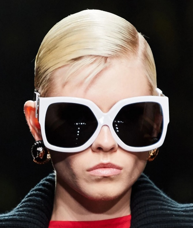 модные женские тренды осень-зима 2020-2021 - очки с белой оправой с подиума - показ от Versace