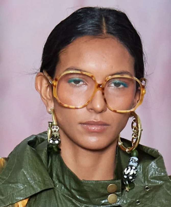 большие очки с оправой, имеющей леопардовый пятнистый принт - фото с подиума от бренда Ulla Johnson, сезон осень-зима 2020-2021, Нью-Йоркская неделя моды