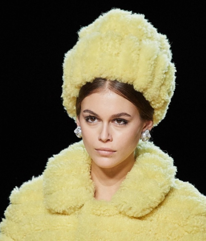 желтая папаха из искусственного меха чебурашка от бренда Marc Jacobs - зимняя женская мода 2020-2021