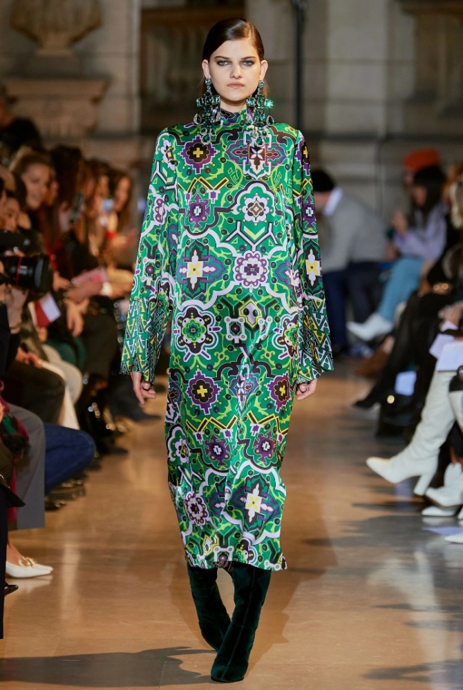шелковое нарядное платье для женщины за 60 - длина миди, восточный ковровый принт в бело-зеленой и коричневой цветовой гамме - коллекция осень-зима 2020-2021 от бренда Andrew Gn
