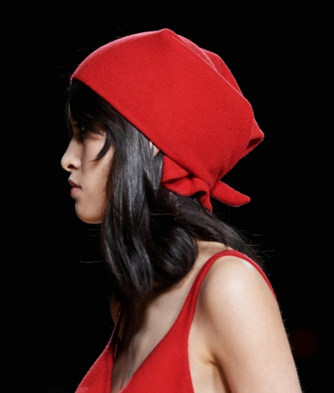 однотонный красный платок на голове с узлом на затылке от бренда Marc Jacobs, подиум осень-зима 2020-2021, шерстяная косынка