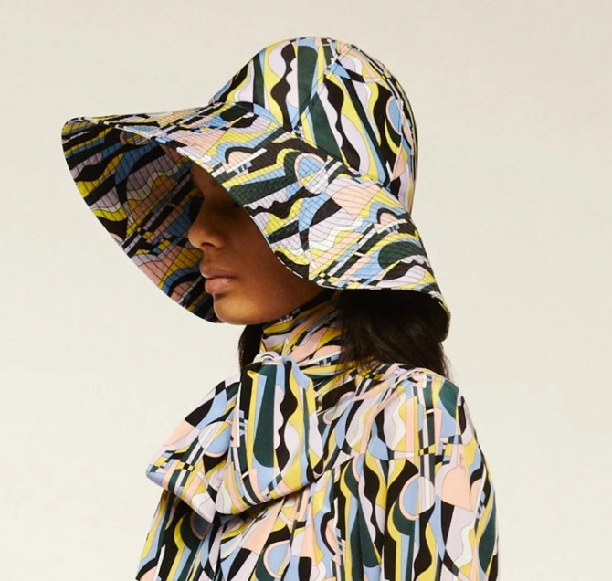 модный головной женский убор на осень 2020 года - шляпа-панама от дизайнерского дома Emilio Pucci