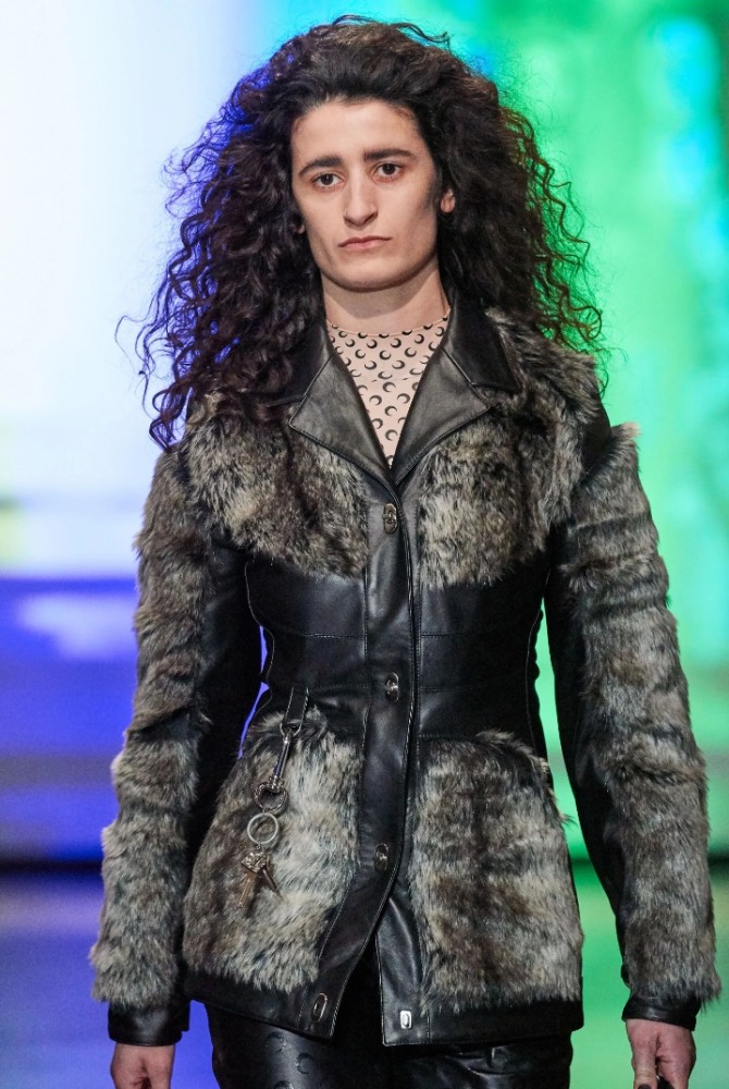 зимняя женская куртка из синтетического волка с кожаной отделкой - модель с модного показа Marine Serre на 2021 год 