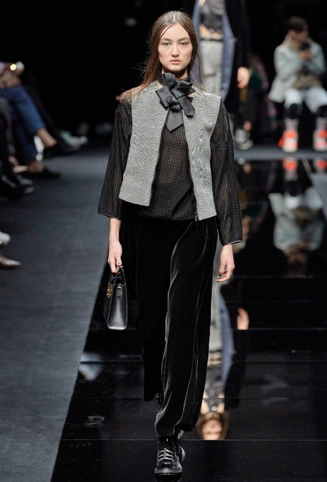 серый женский жилет на застежке-молнии с брюками из черного бархата и легкой прозрачной блузкой