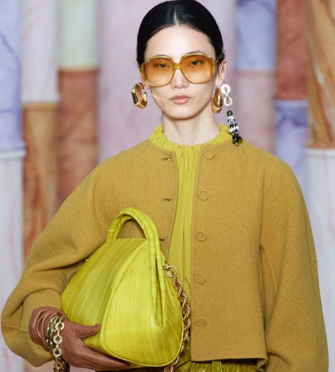 элегантный осенний образ в коричнево-горчично-желтой цветовой гамме - очки, бижутерия, сумка, браслеты, жакет, блузка, перчатки