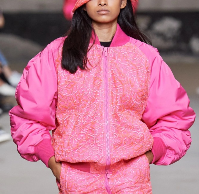 мода для молодых девушек в розовом цвете - куртка из нейлона с пышными рукавами в стиле бомбер - фото с подиума Iceberg, тренды осень-зима 2020-2021