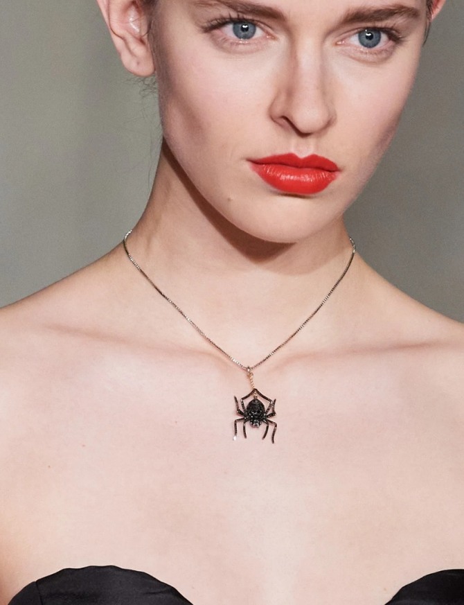 золотая цепочка с кулоном в виде паука - тренды в женских украшениях сезона осень-зима 2020-2021, Oscar de la Renta