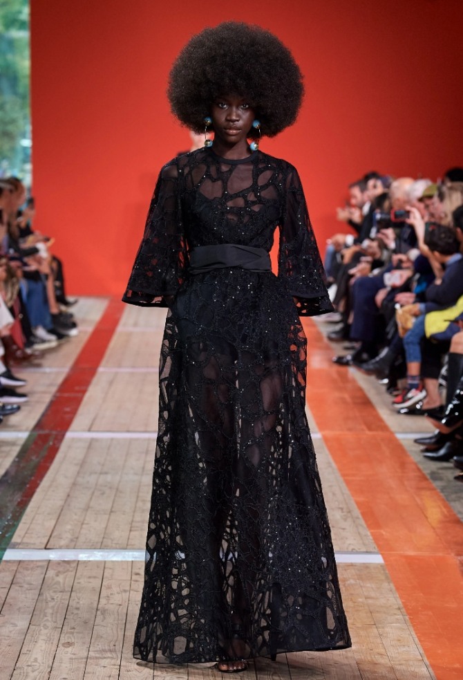 модные вечерние платья 2020-2021 - черное платье из тюля с блестками