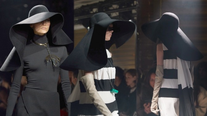 черные шляпы флоппи с удлинением сзади от Givenchy