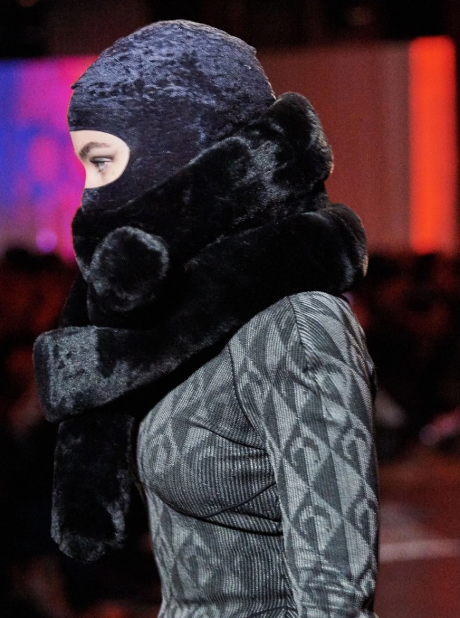 модный головной женский убор осень-зима 2020-2021 - черная балаклава, модель с показа модного дома Marine Serre