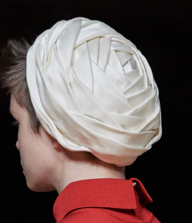 атласная шляпкав виде цветка без полей Marc Jacobs - осень-зима 20202021