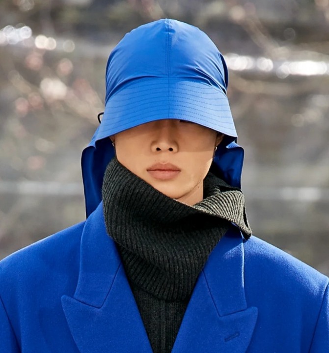 яркий головной женский убор модного осеннего сезона 2020 - нейлоновая косынка с козырьком от бренда Kenzo
