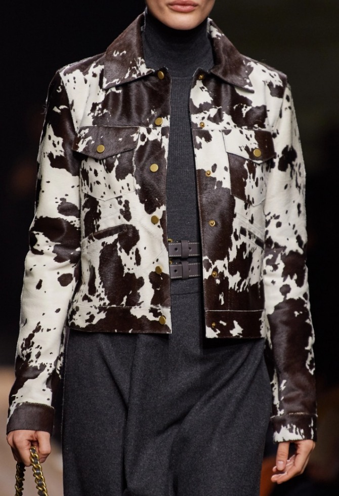 принтованные женские куртки 2021 года - модель с мраморным принтом от дизайнерского дома Michael Kors
