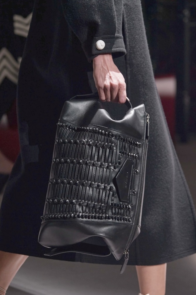 черная сумка с ручкой сбоку от Givenchy - фото с подиума осень-зима 2020-2021