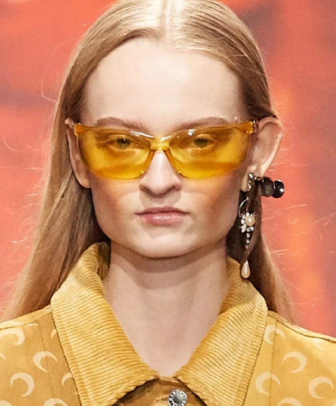 цветные линзы желтого цвета - модный тренд с показов женской моды, аксессуаров осень 2020 года, бренд Marine Serre